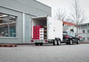 Humbaur Getränkeanhänger wird ausgeladen