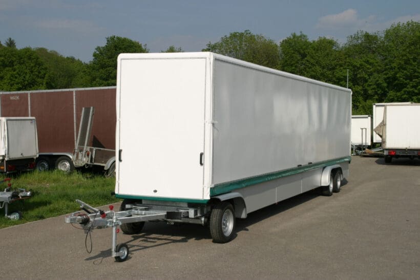 lambert-gmbh-goeppingen-marktsysteme-marktbedarf-verkaufsanhaenger-marktanhaenger-typ700-zweiachsanhaenger-geschlossen-ausziehbar-1200x800